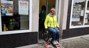 Foto de Rita Ebel bajando con su silla de ruedas en las rampas hechas de piezas LEGO.