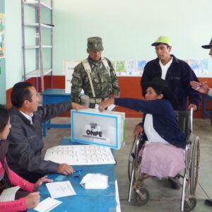 Foto de mujer con discapacidad votando en las elecciones.